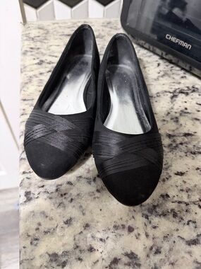 Women's Black Slip-On Ballet Flats with Cross-Band Detail